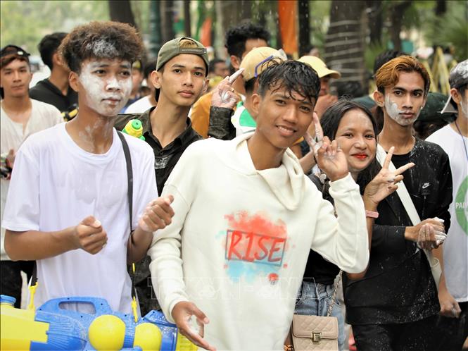 Các bạn trẻ Campuchia hào hứng tham gia các hoạt động trong khuôn khổ sự kiện Sangkran Wat Phnom ở thủ đô Phnom Penh (Vương quốc Campuchia) trong dịp Tết cổ truyền năm 2023. Ảnh: Huỳnh Thảo - P/v TTXVN tại Campuchia