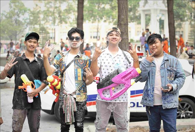 Các bạn trẻ Campuchia hào hứng tham gia các hoạt động trong khuôn khổ sự kiện Sangkran Wat Phnom ở thủ đô Phnom Penh (Vương quốc Campuchia) trong dịp Tết cổ truyền năm 2023. Ảnh: Huỳnh Thảo - P/v TTXVN tại Campuchia