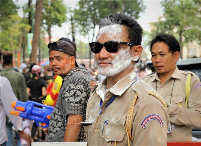 Các thành viên Ban tổ chức sự kiện Sangkran Wat Phnom 2023 ở thủ đô Phnom Penh (Vương quốc Campuchia) cũng trở thành một phần của hoạt động té nước, bôi bột mì lên mặt… Ảnh: Huỳnh Thảo - P/v TTXVN tại Campuchia