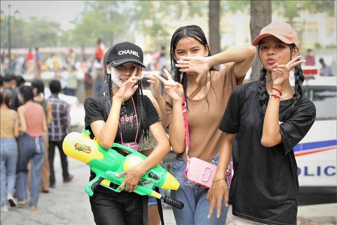 Các bạn trẻ Campuchia hào hứng tham gia các hoạt động trong khuôn khổ sự kiện Sangkran Wat Phnom ở thủ đô Phnom Penh (Vương quốc Campuchia) trong dịp Tết cổ truyền năm 2023. Ảnh: Huỳnh Thảo - P/v TTXVN tại Campuchia