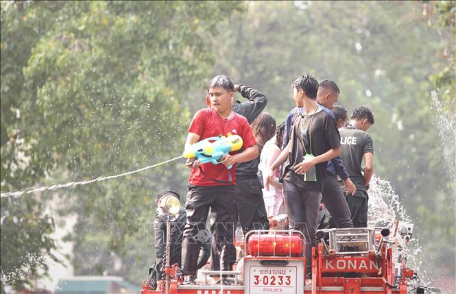 Các thành viên Ban tổ chức sự kiện Sangkran Wat Phnom 2023 ở thủ đô Phnom Penh (Vương quốc Campuchia) cũng trở thành một phần của hoạt động té nước, bôi bột mì lên mặt… Ảnh: Huỳnh Thảo - P/v TTXVN tại Campuchia