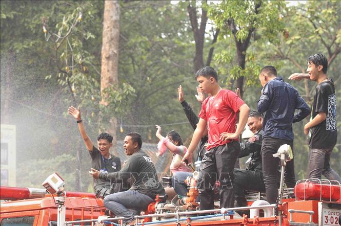 Các thành viên Ban tổ chức sự kiện Sangkran Wat Phnom 2023 ở thủ đô Phnom Penh (Vương quốc Campuchia) cũng trở thành một phần của hoạt động té nước, bôi bột mì lên mặt… Ảnh: Huỳnh Thảo - P/v TTXVN tại Campuchia