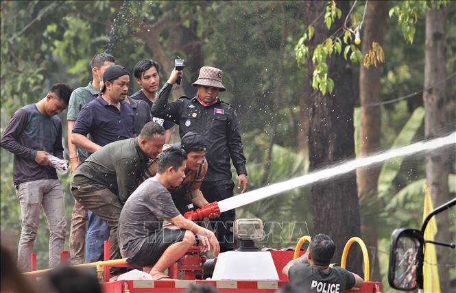 Ban tổ chức sử dụng xe chuyên dụng với vòi rồng phun nước phục vụ hoạt động té nước trong sự kiện Sangkran Wat Phnom ở thủ đô Phnom Penh (Vương quốc Campuchia) trong dịp Tết cổ truyền năm 2023. Ảnh: Huỳnh Thảo - P/v TTXVN tại Campuchia 