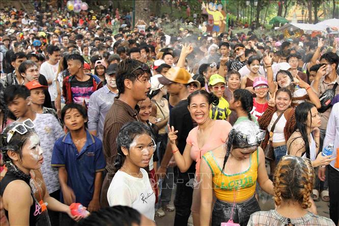 Khu vực sân khấu biểu diễn nghệ thuật tại sự kiện Sangkran Wat Phnom 2023 luôn sôi động với các màn múa hát kết hợp té nước, bắn nước. Ảnh: Huỳnh Thảo - P/v TTXVN tại Campuchia