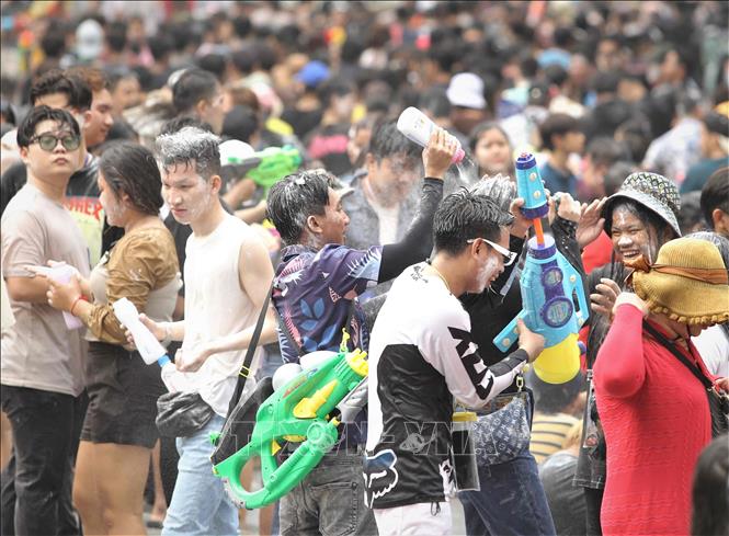 Tham gia sự kiện Sangkran Wat Phnom 2023, giới trẻ Campuchia hào hứng với hoạt động bôi bột mì lên mặt, ném bột mì vào nhau. Ảnh: Huỳnh Thảo - P/v TTXVN tại Campuchia