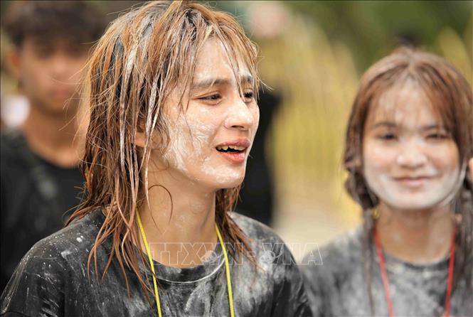 Tham gia sự kiện Sangkran Wat Phnom 2023, giới trẻ Campuchia hào hứng với hoạt động bôi bột mì lên mặt, ném bột mì vào nhau. Ảnh: Huỳnh Thảo - P/v TTXVN tại Campuchia