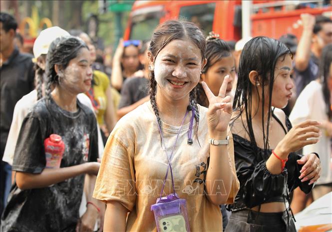 Tham gia sự kiện Sangkran Wat Phnom 2023, giới trẻ Campuchia hào hứng với hoạt động bôi bột mì lên mặt, ném bột mì vào nhau. Ảnh: Huỳnh Thảo - P/v TTXVN tại Campuchia