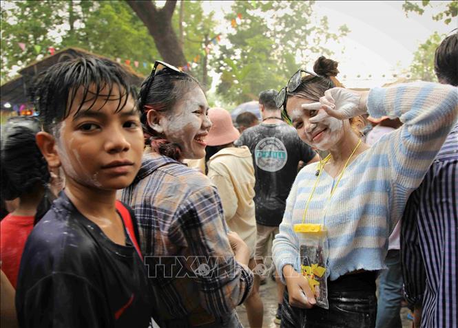 Tham gia sự kiện Sangkran Wat Phnom 2023, giới trẻ Campuchia hào hứng với hoạt động bôi bột mì lên mặt, ném bột mì vào nhau. Ảnh: Huỳnh Thảo - P/v TTXVN tại Campuchia