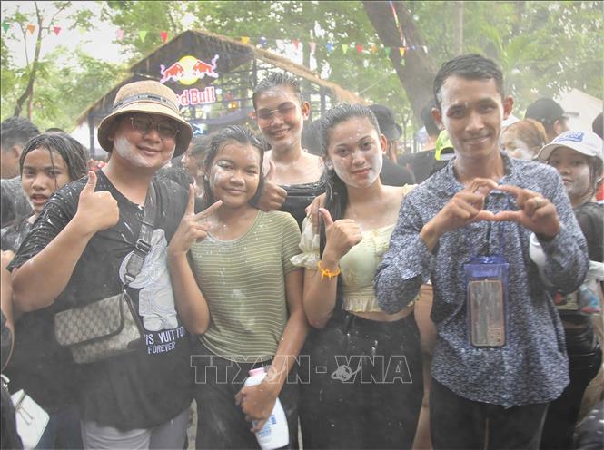 Tham gia sự kiện Sangkran Wat Phnom 2023, giới trẻ Campuchia hào hứng với hoạt động bôi bột mì lên mặt, ném bột mì vào nhau. Ảnh: Huỳnh Thảo - P/v TTXVN tại Campuchia