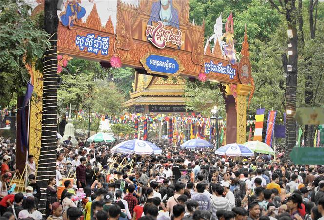 Mỗi ngày, sự kiện Sangkran Wat Phnom 2023 thu hút hàng vạn công chúng đến vui chơi giải trí. Ảnh: Huỳnh Thảo - P/v TTXVN tại Campuchia