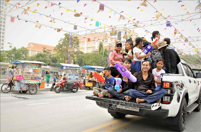 Trên các ngả đường vào khu vực tổ chức sự kiện Sangkran Wat Phnom, các hoạt động vui chơi giải trí khởi động với các màn té nước, bắn nước. Ảnh: Huỳnh Thảo - P/v TTXVN tại Campuchia