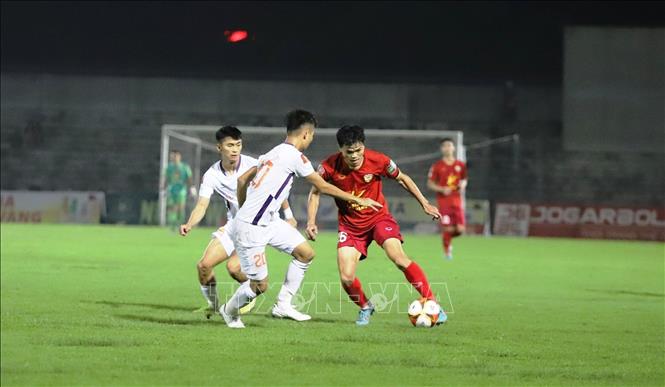 Trong ảnh: Một pha tranh bóng của cầu thủ hai đội. Ảnh: Phan Quân - TTXVN