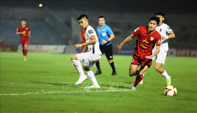 Trong ảnh: Một pha tranh bóng của cầu thủ hai đội. Ảnh: Phan Quân - TTXVN