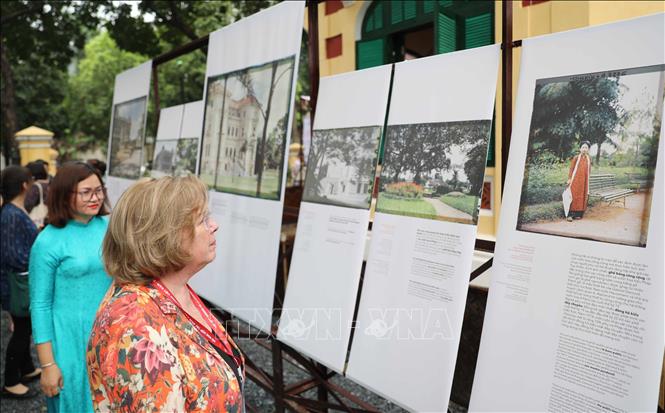 It displays the first 30 colour pictures of Hanoi, which were captured by Leson Busy between 1915 and 1921. They describe the start of a Western-style city where local traditional characteristics co-existed with foreign factors imported from France. VNA Photo: Thanh Tùng