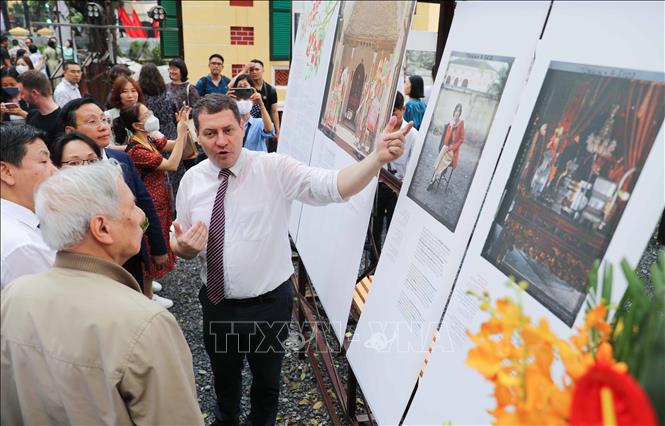 It displays the first 30 colour pictures of Hanoi, which were captured by Leson Busy between 1915 and 1921. They describe the start of a Western-style city where local traditional characteristics co-existed with foreign factors imported from France. VNA Photo: Thanh Tùng