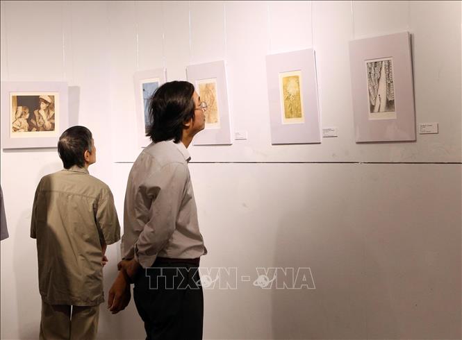 Trong ảnh: Khách tham quan triển lãm tranh đồ họa của các nghệ sĩ Hội Đồ họa Boston, Mỹ. Ảnh: Trần Lê Lâm - TTXVN 