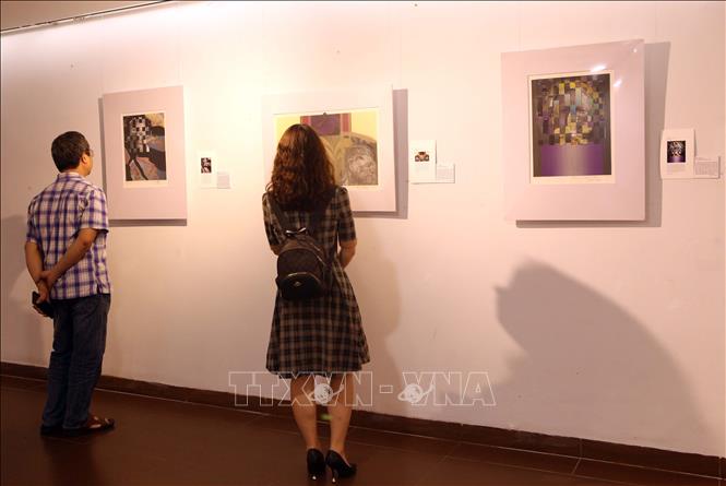 Trong ảnh: Khách tham quan tranh tại không gian Triển lãm “Finding Parkinsons” của họa sĩ David Thomas. Ảnh: Trần Lê Lâm - TTXVN 