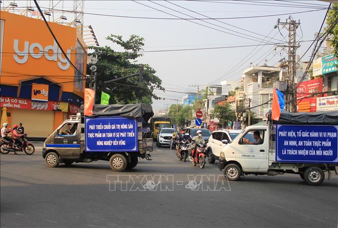 Trong ảnh: Xe diễu hành Tháng hành động vì an toàn thực phẩm năm 2023 đi qua các tuyến phố trung tâm thành phố Nha Trang, tỉnh Khánh Hòa. Ảnh: Phan Sáu - TTXVN