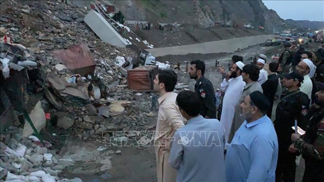 Hiện trường vụ sạt lở đất ở Torkham, Tây Bắc Pakistan ngày 18/4/2023. Ảnh: Dunya News/TTXVN