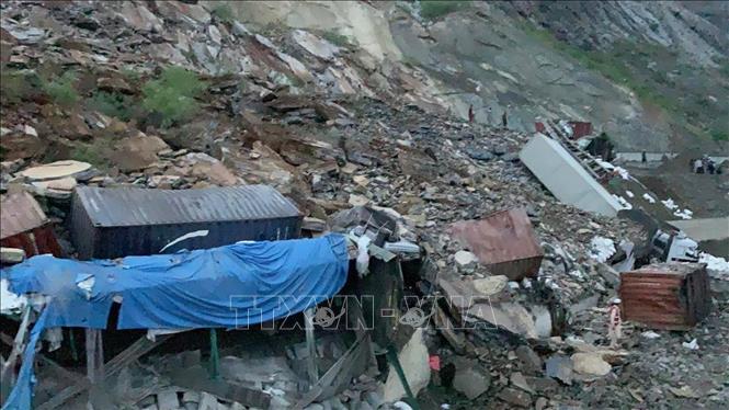 Hiện trường vụ sạt lở đất ở Torkham, Tây Bắc Pakistan ngày 18/4/2023. Ảnh: Dunya News/TTXVN