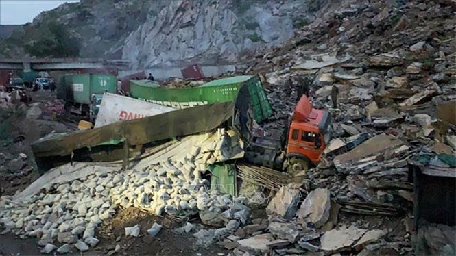 Hiện trường vụ sạt lở đất ở Torkham, Tây Bắc Pakistan ngày 18/4/2023. Ảnh: Dunya News/TTXVN