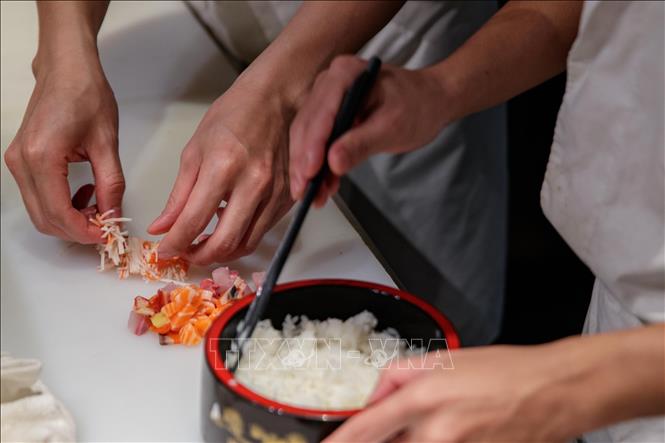 Ẩm thực Nhật Bản chú trọng làm nổi bật hương vị tươi ngon, tinh khiết tự nhiên của món ăn (ảnh chụp tại Nhà hàng New Sake, phố Đào Tấn). Ảnh: Hoàng Hiếu - TTXVN