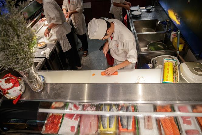 Đầu bếp nhà hàng New Sushi (phố Đào Tấn) chuẩn bị món sushi theo phong cách truyền thống Nhật Bản. Ảnh: Hoàng Hiếu - TTXVN