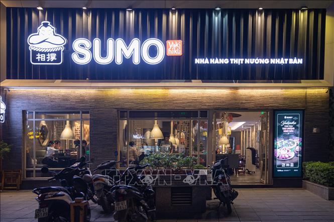 Nhiều thực khách chọn quán Sumo - phố Trần Huy Liệu là nơi thưởng thức ẩm thực Nhật Bản. Ảnh: Hoàng Hiếu - TTXVN