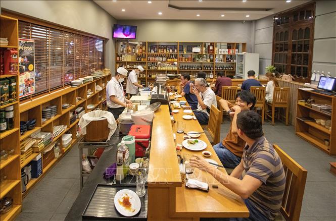 Quán Takumi (quán ăn Nhật Bản trên phố Linh Lang) thu hút nhiều người Nhật Bản đang sinh sống, làm việc tại Hà Nội và các thực khách đến thưởng thức các món ăn mang phong cách truyền thống Nhật Bản. Ảnh: Hoàng Hiếu - TTXVN  