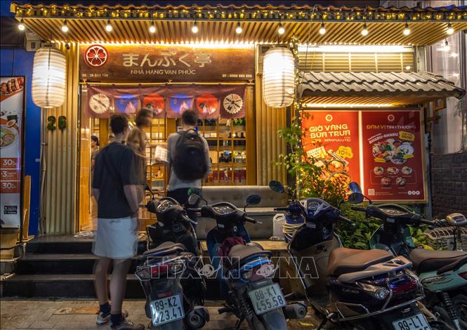 Nhà hàng Vạn Phúc với phong cách bài trí theo phong cách mang đậm truyền thống Nhật Bản trên phố Đào Tấn. Ảnh: Hoàng Hiếu - TTXVN