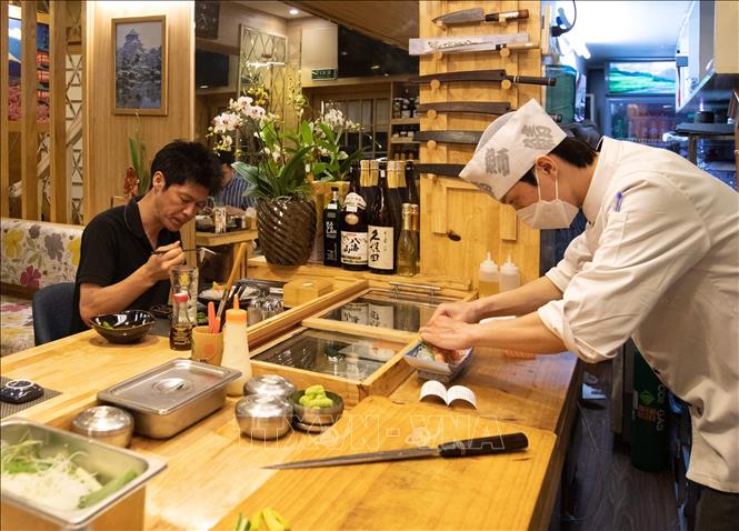 Thực khách Nhật thưởng thức bữa tối tại Nhà hàng Vạn Phúc - phố Đào Tấn. Ảnh: Hoàng Hiếu - TTXVN