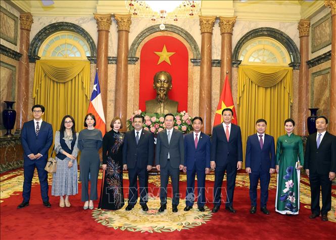 Chủ tịch nước Võ Văn Thưởng với Đại sứ Chile Sergio Narea Guzmán cùng các đại biểu dự lễ trình Quốc thư. Ảnh: Thống Nhất – TTXVN