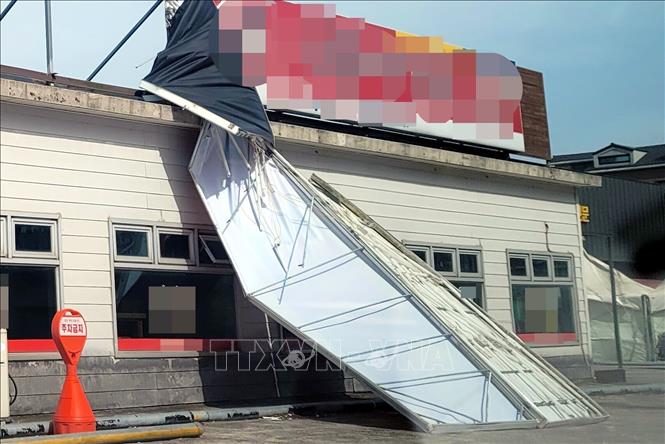 Một nhà hàng bị hư hại do gió lớn trên đảo Jeju, Hàn Quốc, ngày 18/4/2023. Ảnh: Yonhap/TTXVN