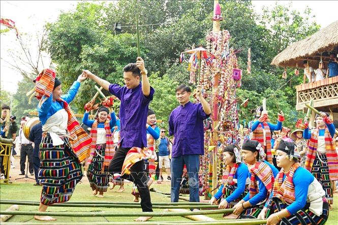 A traditional dance in the Cha Mun festival of Thai ethnic group from the central province of Thanh Hoa. VNA Photo