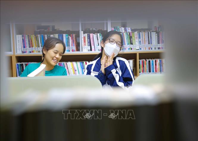 Bạn đọc tham quan, trải nghiệm không gian các phòng phục vụ mới được nâng cấp cùng nhiều tiện ích thông minh. Ảnh: Thanh Tùng - TTXVN