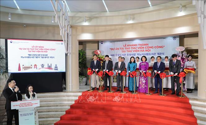Đại biểu cắt băng khánh thành Dự án. Ảnh: Thanh Tùng - TTXVN