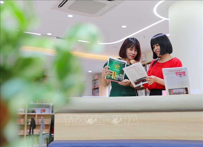 Bạn đọc tham quan, trải nghiệm không gian các phòng phục vụ mới được nâng cấp với nhiều tiện ích thông minh. Ảnh: Thanh Tùng - TTXVN