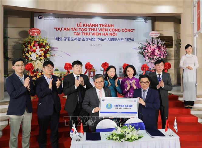 Thứ trưởng Bộ Văn hóa, Thể thao và Du lịch Hàn Quốc Chun Byong Keuk trao biển tượng trưng Dự án tái tạo thư viện công cộng cho Giám đốc Sở Văn hóa và Thể thao thành phố Hà Nội Đỗ Đình Hồng. Ảnh: Thanh Tùng - TTXVN