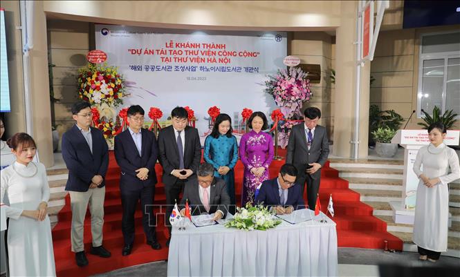 Giám đốc Sở Văn hóa và Thể thao thành phố Hà Nội Đỗ Đình Hồng cùng Thứ trưởng Bộ Văn hóa, Thể thao và Du lịch Hàn Quốc Chun Byong Keuk ký biên bản bàn giao. Ảnh: Thanh Tùng - TTXVN