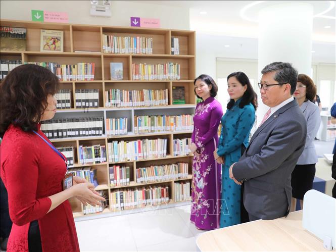 Đại biểu tham quan thư viện Hà Nội sau khi được cải tạo từ dự án hỗ trợ của Hàn Quốc. Ảnh: Thanh Tùng - TTXVN