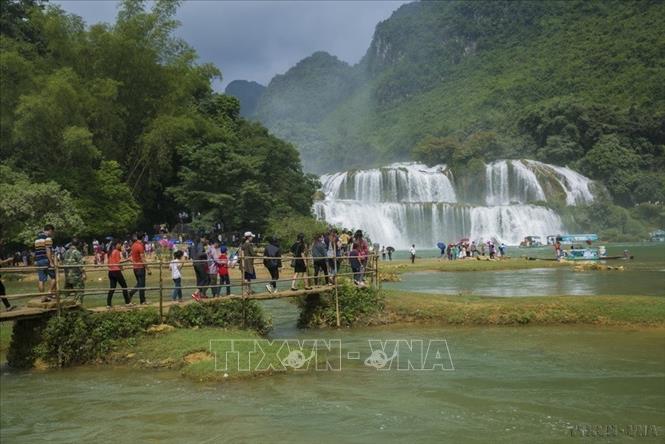 Ban Gioc waterfalls in Dam Thuy commune, Trung Khanh district, Cao Bang province. VNA Photo: Trọng Đạt