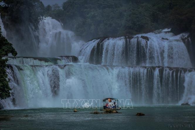 Ban Gioc waterfalls in Dam Thuy commune, Trung Khanh district, Cao Bang province. VNA Photo: Trọng Đạt
