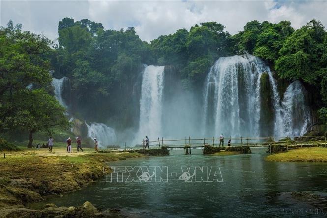 Ban Gioc waterfalls in Dam Thuy commune, Trung Khanh district, Cao Bang province. VNA Photo: Trọng Đạt