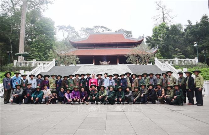 Trong ảnh: Đoàn người có công huyện Tràng Định được Trung tâm Điều dưỡng Người có công tỉnh Lạng Sơn đưa đi thăm Khu Di tích Chủ tịch Hồ Chí Minh tại Đá Chông (K9), huyện Ba Vì, thành phố Hà Nội, nơi được Bác Hồ chọn làm căn cứ của Trung ương (1960-1969). Ảnh: Anh Tuấn – TTXVN