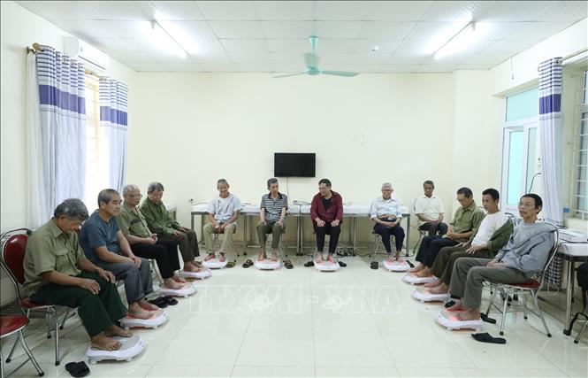 Trong ảnh: Chăm sóc sức khỏe hàng ngày thông qua các hoạt động massage bằng máy, điện xung bằng máy… cho người có công huyện Tràng Định điều dưỡng tại Trung tâm Điều dưỡng Người có công tỉnh Lạng Sơn. Ảnh: Anh Tuấn – TTXVN