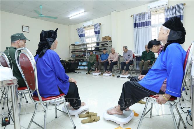 Trong ảnh: Chăm sóc sức khỏe hằng ngày thông qua các hoạt động massage bằng máy, điện xung bằng máy… cho người có công huyện Tràng Định điều dưỡng tại Trung tâm Điều dưỡng Người có công tỉnh Lạng Sơn. Ảnh: Anh Tuấn – TTXVN