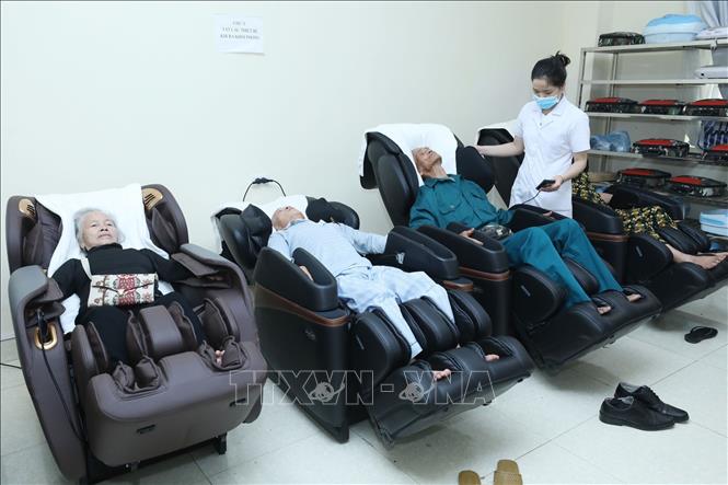 Trong ảnh: Chăm sóc sức khỏe hàng ngày thông qua các hoạt động massage bằng máy, điện xung bằng máy… cho người có công huyện Tràng Định điều dưỡng tại Trung tâm Điều dưỡng Người có công tỉnh Lạng Sơn. Ảnh: Anh Tuấn – TTXVN