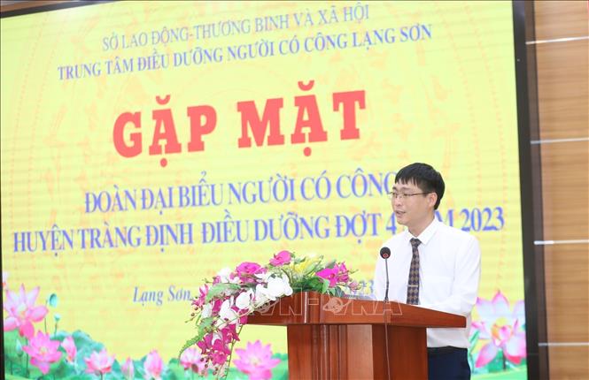 Trong ảnh: Giám đốc Trung tâm Điều dưỡng Người có công tỉnh Lạng Sơn Cao Sơn Thủy thông tin về các chính sách người có công huyện Tràng Định được thụ hưởng, cơ sở vật chất, các hoạt động trong đợt điều dưỡng tại Trung tâm. Ảnh: Anh Tuấn – TTXVN