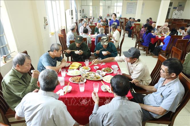 Trong ảnh: Chăm sóc dinh dưỡng cho người có công huyện Tràng Định điều dưỡng tại Trung tâm Điều dưỡng Người có công tỉnh Lạng Sơn. Ảnh: Anh Tuấn – TTXVN