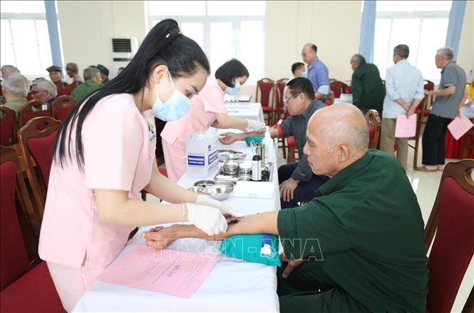 Trong ảnh: Lấy máu xét nghiệm kiểm tra sức khỏe ban đầu cho người có công với cách mạng huyện Tràng Định điều dưỡng tại Trung tâm Điều dưỡng Người có công tỉnh Lạng Sơn. Ảnh: Anh Tuấn – TTXVN